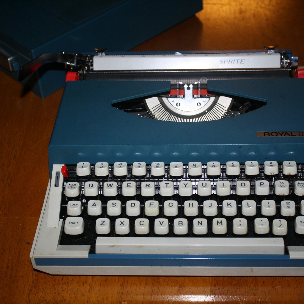 Royal Sprite Typewriter Vintage